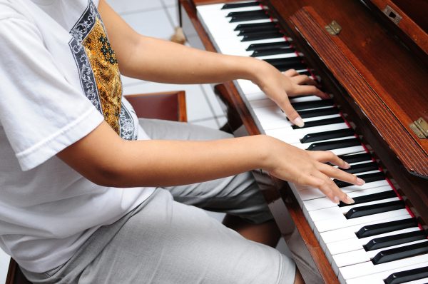 tư thế ngồi luyện ngón đàn piano