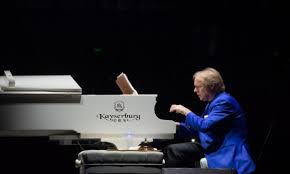 Richard Clayderman – Pianist trứ danh người Pháp bên cây Kayserburg KA275 white