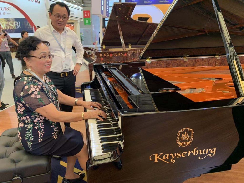 GS Trần Thu Hà và PGS.TS Nguyễn Thanh Hà trải nghiệm piano Kayserburg tại Music Expo Shanghai