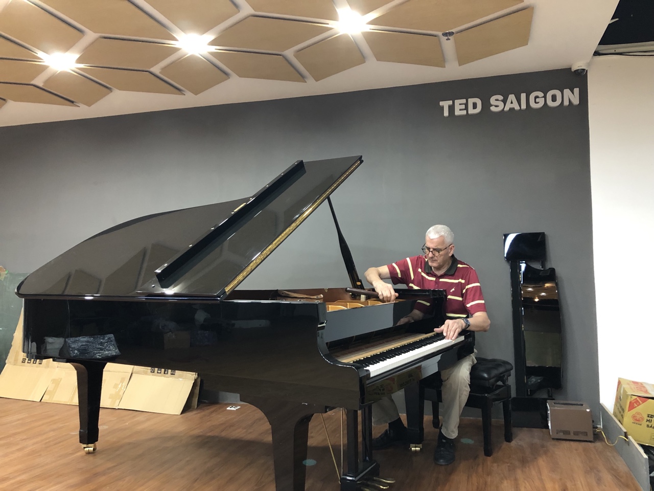 Stephan Mohler dang chinh dây cho cay GH188A